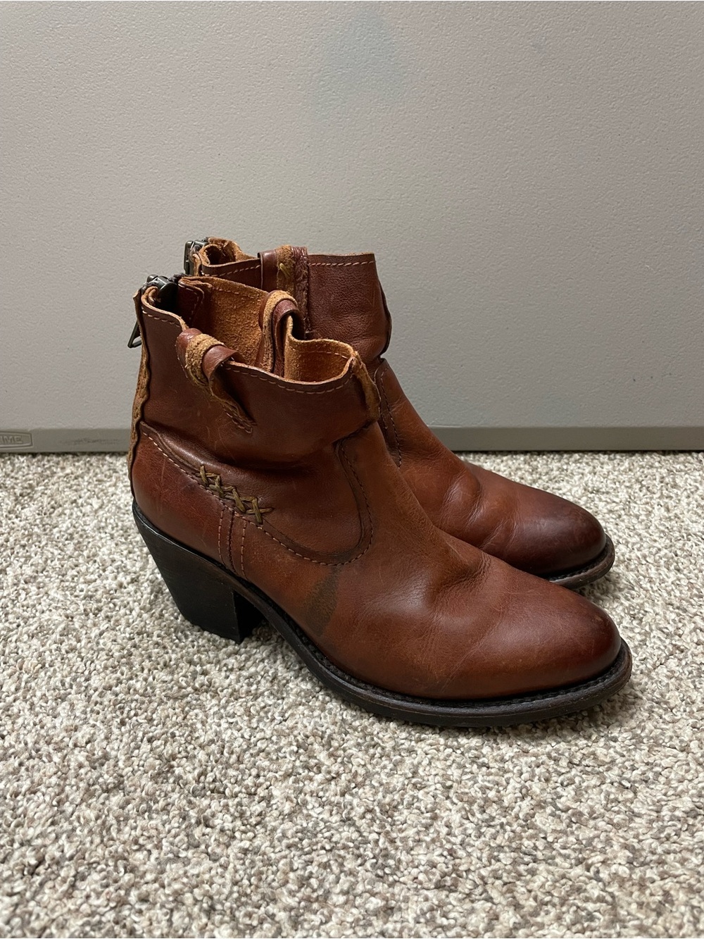 Frye Leslie Artisan Short Western Boot Cognac Size 8 Ankle Bootie Zip Heel